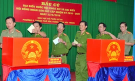 Lực lượng công an Sóc Trăng thực hiện bầu cử.