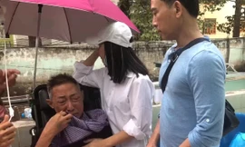 Cát Phượng lén lau nước mắt khi nghệ sĩ Lê Bình khóc nghẹn.