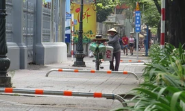 Dãn barie vỉa hè, xe máy lại vô tư 'cướp' đường người đi bộ