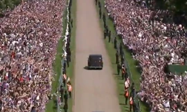 Clip: Biển người hò reo khi cô dâu của Hoàng tử Anh lướt qua