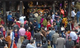 Để có thể đưa mâm lễ của mình vào chính điện, nhiều người phải chờ nửa tiếng đồng hồ mới đến lượt.