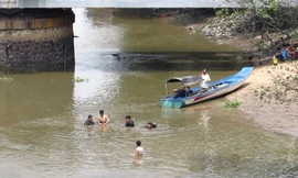 Lực lượng chức năng tìm kiếm nạn nhân.