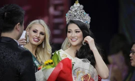 Khoảnh khắc Phương Khánh đăng quang Hoa hậu Trái đất 2018. 