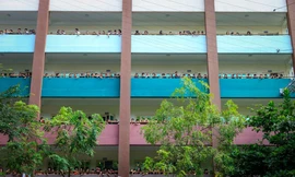 Học sinh Trường THCS Đoàn Thị Điểm đứng trên ban công trong một giờ ra chơi.