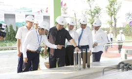 Bí thư Thành ủy Hà Nội Hoàng Trung Hải, Bộ trưởng TNMT Trần Hồng Hà, Chủ tịch UBND TP Hà Nội Nguyễn Đức Chung... kiểm tra quá trình xử lý nước thải.