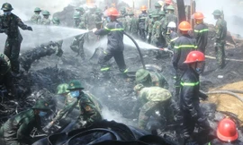 Đông đảo chiến sĩ cứu hỏa cùng bộ đội biên phòng tỉnh Quảng Ngãi tham gia dập lửa.