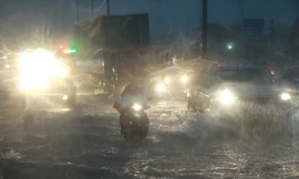 Xa lộ Hà Nội ngập nặng, người dân khốn khổ “bơi” trong mưa tầm tã