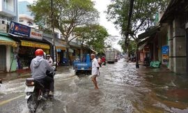 Khu dân cư ở Sài Gòn thành “ốc đảo” sau nhiều ngày mưa