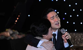 Quang Hà ôm mẹ hát và khóc trên sân khấu sau sự cố huỷ show. Ảnh: Lý Võ Phú Hưng.