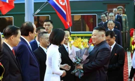 Nữ sinh Cao đẳng Sư phạm Lạng Sơn Nguyễn Thu Uyên trao tặng bó hoa cho Chủ tịch Kim Jong Un khi ông xuống tàu hỏa ở Đồng Đăng. 
