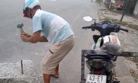 Anh Hùng đục mảng bê tông trên Quốc lộ 1 nhằm tránh tai nạn cho người đi đường