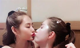 Showbiz 16/6: Linh Chi công khai hôn môi Ngọc Trinh