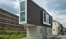 Được xây dựng tận dụng từ mảnh đất thừa ở cuối đường khiến ngôi nhà ở Nhật Bản trở nên độc đáo theo cách rất riêng biệt. 