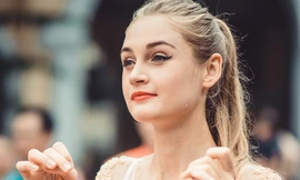 Cư dân mạng ‘truy tìm’ thiên thần tóc vàng trên phố đi bộ