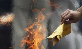 Để tiến hành nghi lễ hoá vàng không thể thiếu 2 thứ: Đó là con gà trống to, chắc, có chân đẹp, nó là vật tế trong nghi lễ truyền thống và bánh chưng, tượng trưng cho sự vuông tròn của trời đất. Ảnh minh hoạ.