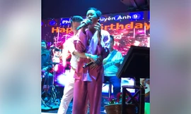 Ca sĩ Đàm Vĩnh Hưng bất ngờ ôm Hoài Linh khi hát song ca.