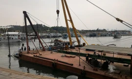 Lực lượng cứu hộ đang trục vớt con tàu đắm.