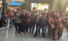 Liên tục có những hành động phản cảm ở đám tang nghệ sĩ Anh Vũ