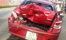 Phần đuôi xế hộp biến dạng.