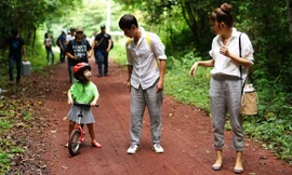 Lý Hải hộ tống vợ và hai con đi dã ngoại