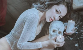 Bộ ảnh khoe thân phản cảm của Ngân 98 gây phẫn nộ