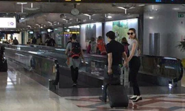 Theo đó, Hồ Ngọc Hà bị bắt gặp vui vẻ nắm tay người tình tin đồn- đại gia K. ở sân bay và khu mua sắm tại Thái Lan. 