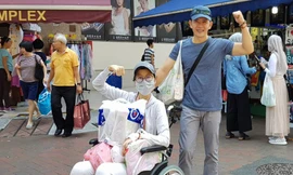 Đạo diễn Đỗ Đức Thành và con gái Hải An tiếp tục hành trình tìm sự sống sau khi Hải An tái phát căn bệnh ung thư máu.