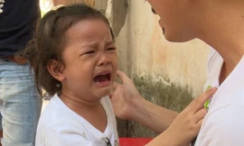 Bé Bell khóc nức nở khi nhìn thấy bố xấu xí.