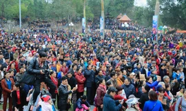 Biển người đổ về Hội Lim, thuê đồ quan họ chụp ảnh check-in