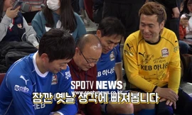 Park cùng các cầu thủ Hàn đoạt giải World Cup 2002 trong chuyến về nước cuối tháng 12/2018