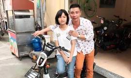 Công Lý vui vẻ chụp ảnh cùng con gái đầu lòng.