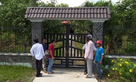 Nhiều 'hụi viên' đứng trước cửa nhà bà Trang đòi thanh toán tiền hụi.