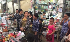 Khách du lịch đến mua sắm ở chợ truyền thống Đồng Đăng. Ảnh: Duy Chiến