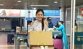 Á hậu Ngô Thanh Thanh Tú về Hà Nội lúc đêm muộn