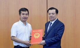 Bộ trưởng Đinh Tiến Dũng trao quyết định cho đồng chí Triệu Thọ Hân.