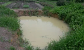 Hố nước nơi ba cháu nhỏ tử vong.