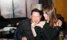 Tỷ phú Hoàng Kiều khoe ảnh ‘vai kề vai’ Ngọc Trinh 