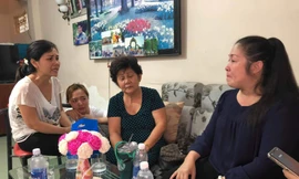 NSND Hồng Vân trò chuyện cùng người nhà nghệ sĩ Anh Vũ.