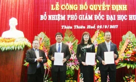 Thứ trưởng Bùi Văn Ga trao quyết định cho các Phó Giám đốc Đại học Huế vừa được bổ nhiệm. 
