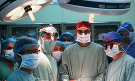 Kíp phẫu thuật của bác sĩ, chuyên gia nhiều khoa thuộc Bệnh viện T.Ư Huế và đến từ Mỹ làm việc trong 7 giờ để chữa dị tật cho con lính đảo.