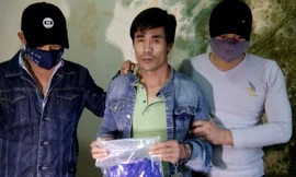 Đối tượng Mai Văn Nguyên cùng số tang vật ma túy bị bắt giữ.