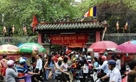 TPHCM: Chen chân đi lễ chùa, bãi giữ xe mọc như nấm