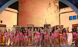 Màn trình diễn bikini cực nóng bỏng của top 20 Hoa hậu Hòa bình Thế giới 2017