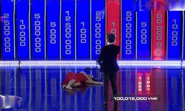 Việc Cát Tường liên tục nằm bò trên sân khấu "Tường lửa" khiến khán giả khó chịu.