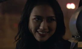 Diệp tung chiêu để cướp Thanh từ tay Vân.