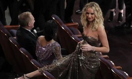 Sao kéo váy, trèo ghế lọt top mỹ nhân mặc đẹp nhất Oscar 2018