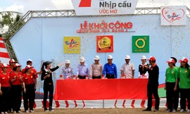 Đại diện chính quyền và nhà tài trợ ấn nút khởi công cầu. 