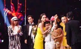 Chấn Quốc và HLV Hương Giang hụt hẫng khi MC Nguyên Khang công bố nhầm kết quả.