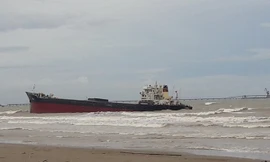 Bão số 2 đánh dạt một chiếc tàu vào bờ biển cửa lò