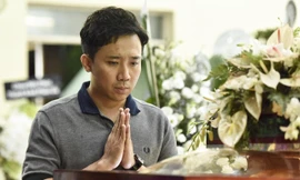 Trấn Thành tới viếng nghệ sĩ Lê Bình tối muộn 2/5. Ảnh: Dân việt.